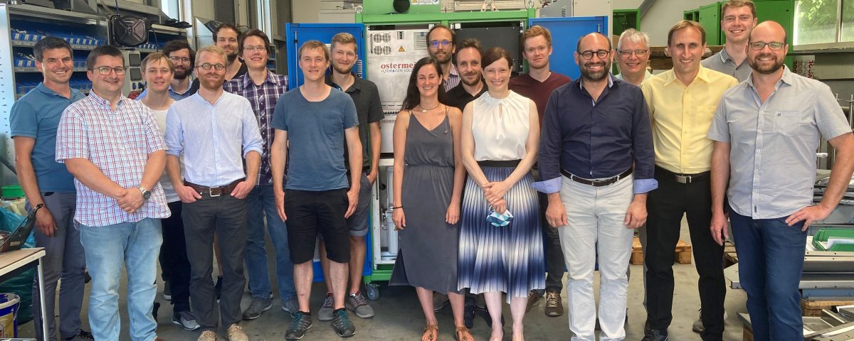 Das Projektteam bei der Besichtigung der Produktionshalle und des Elektrolyseures der ostermeier H2ydrogen Solutions GmbH. Foto: Michael Sterner