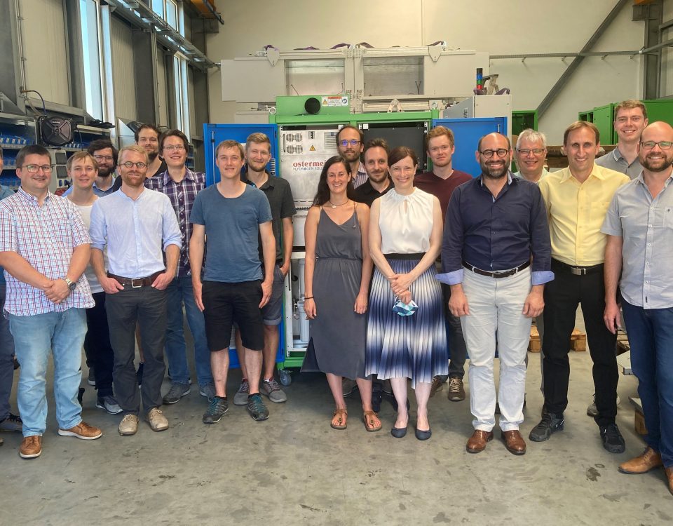 Das Projektteam bei der Besichtigung der Produktionshalle und des Elektrolyseures der ostermeier H2ydrogen Solutions GmbH. Foto: Michael Sterner