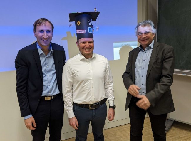 Prof. Michael Sterner, Dr. Sebastian Gärtner und Prof. Matthias Gaderer bei der Übergabe des Doktorhutes. Foto: Michael Heberl